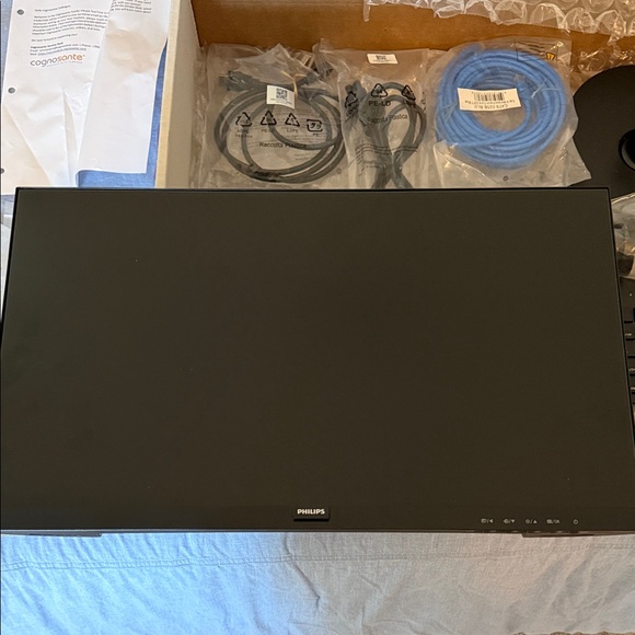 Philips Computer Monitor and Keyboard Set - Picture 4 of 11